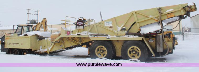 image for item H1372 Blaw-Knox MC30 material transfer machine