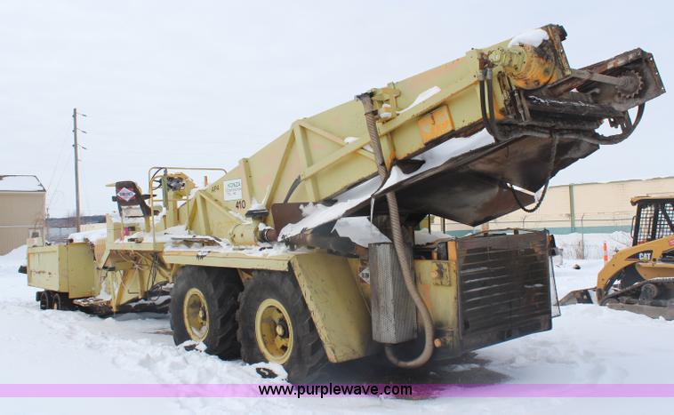 image for item H1372 Blaw-Knox MC30 material transfer machine