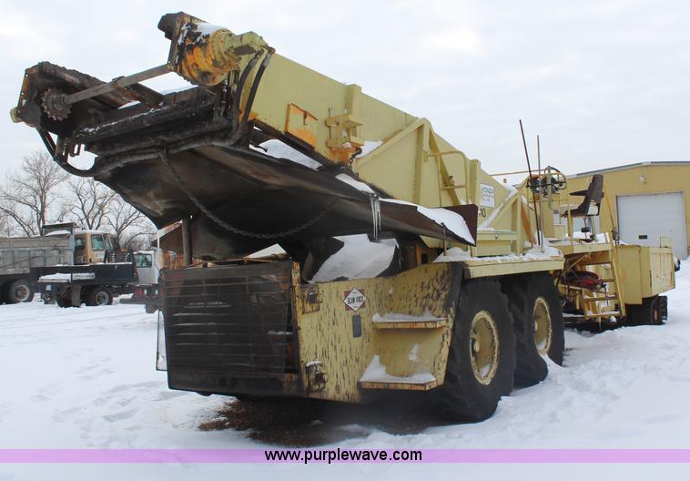 image for item H1372 Blaw-Knox MC30 material transfer machine