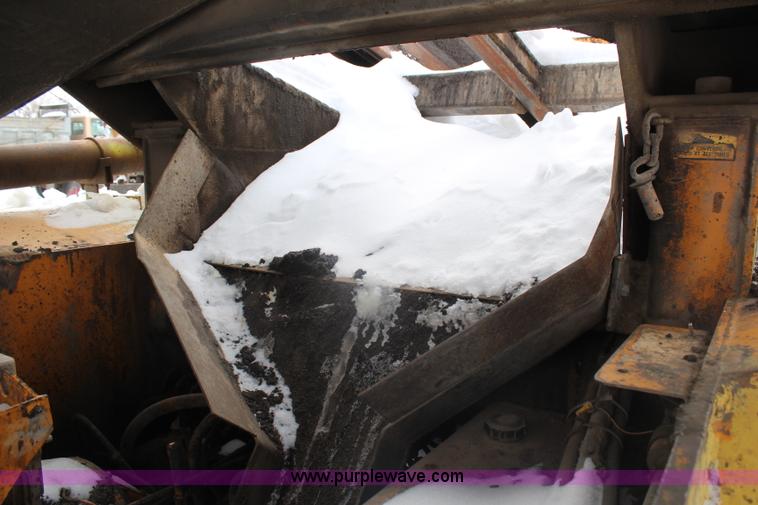 image for item H1372 Blaw-Knox MC30 material transfer machine