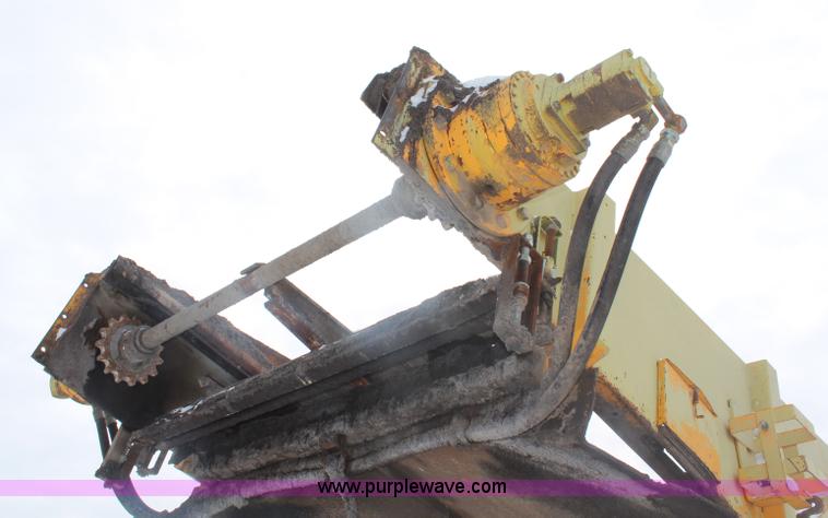 image for item H1372 Blaw-Knox MC30 material transfer machine