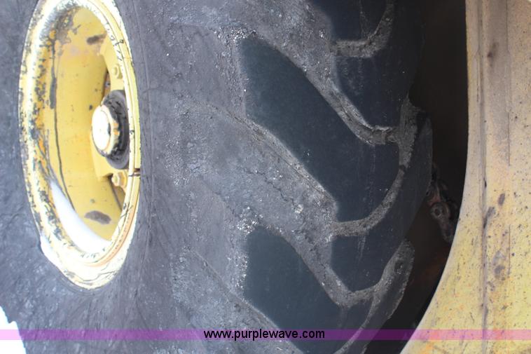 image for item H1372 Blaw-Knox MC30 material transfer machine