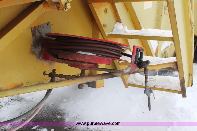 image for item H1372 Blaw-Knox MC30 material transfer machine