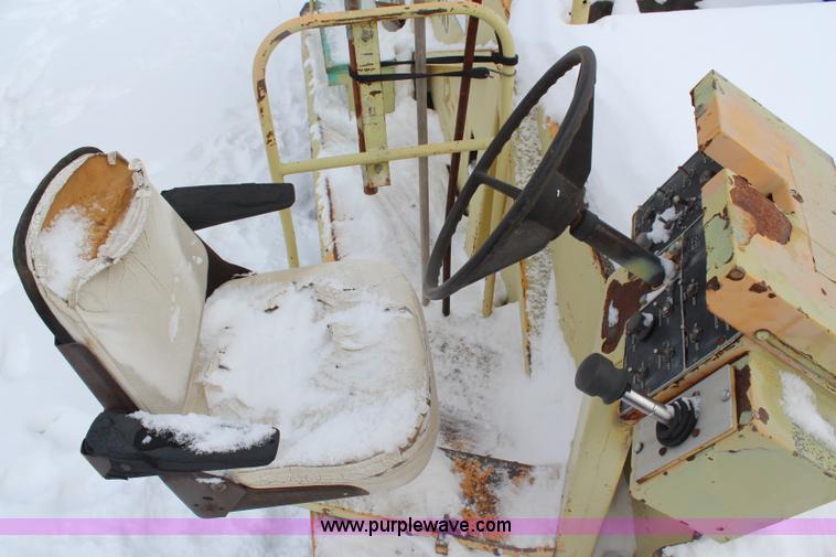 image for item H1372 Blaw-Knox MC30 material transfer machine