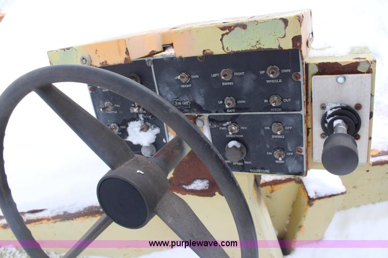 image for item H1372 Blaw-Knox MC30 material transfer machine