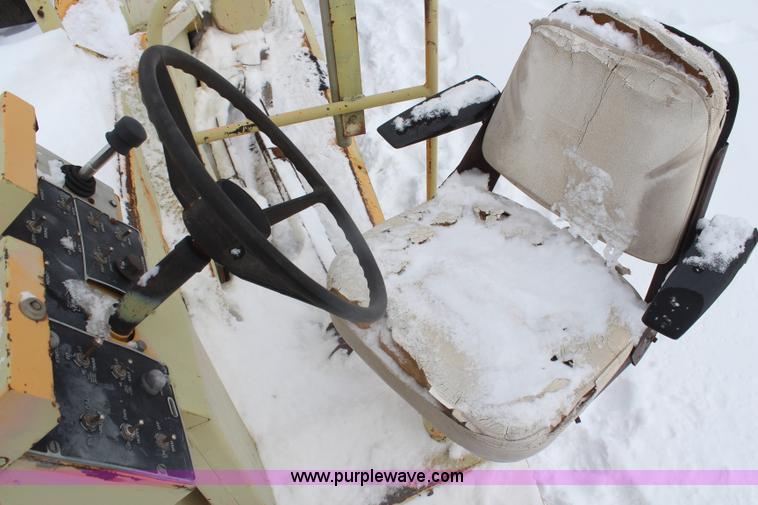 image for item H1372 Blaw-Knox MC30 material transfer machine