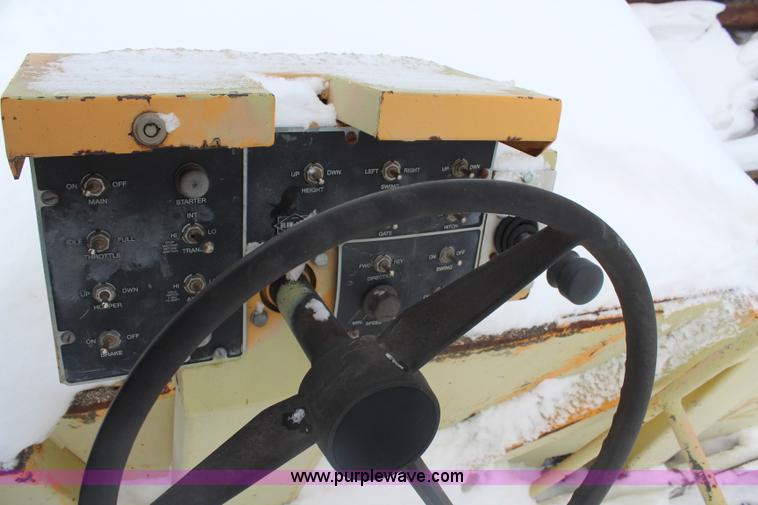 image for item H1372 Blaw-Knox MC30 material transfer machine