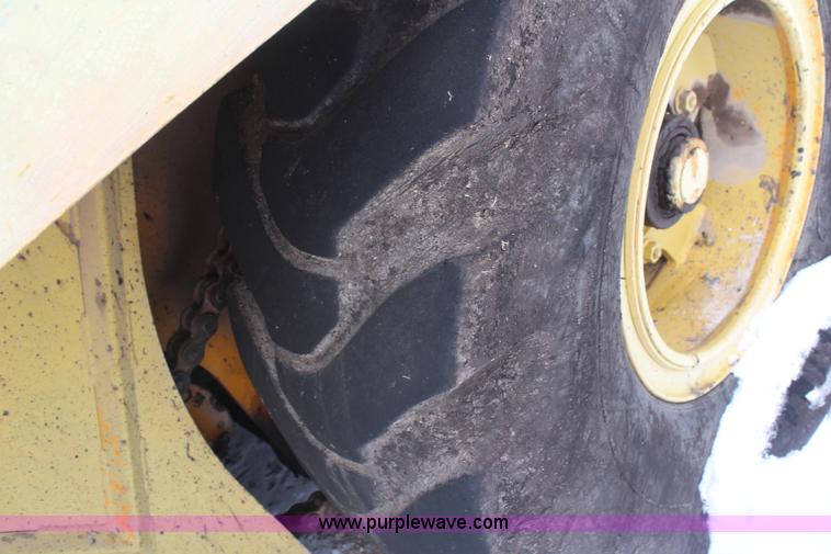 image for item H1372 Blaw-Knox MC30 material transfer machine