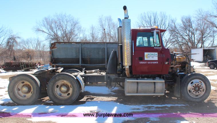 image for item H1467 1997 Ford LTL9000 semi truck