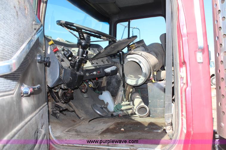 image for item H1467 1997 Ford LTL9000 semi truck