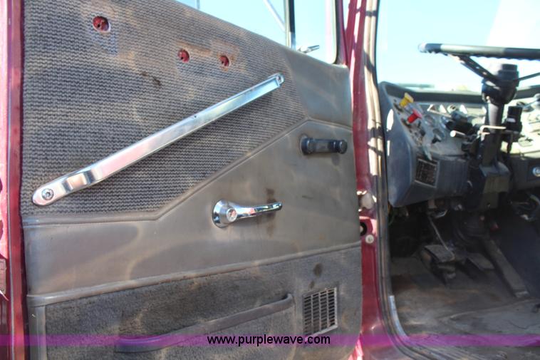 image for item H1467 1997 Ford LTL9000 semi truck