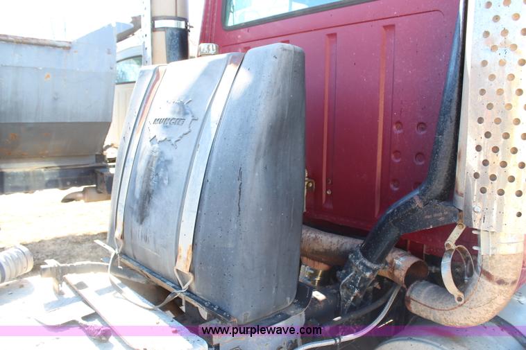 image for item H1467 1997 Ford LTL9000 semi truck