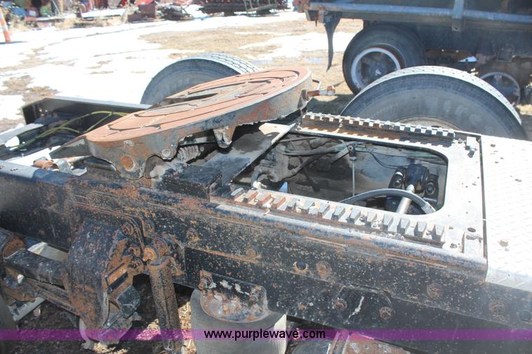 image for item H1467 1997 Ford LTL9000 semi truck