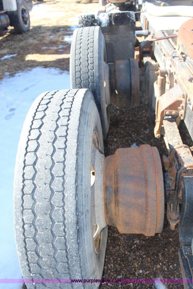 image for item H1467 1997 Ford LTL9000 semi truck