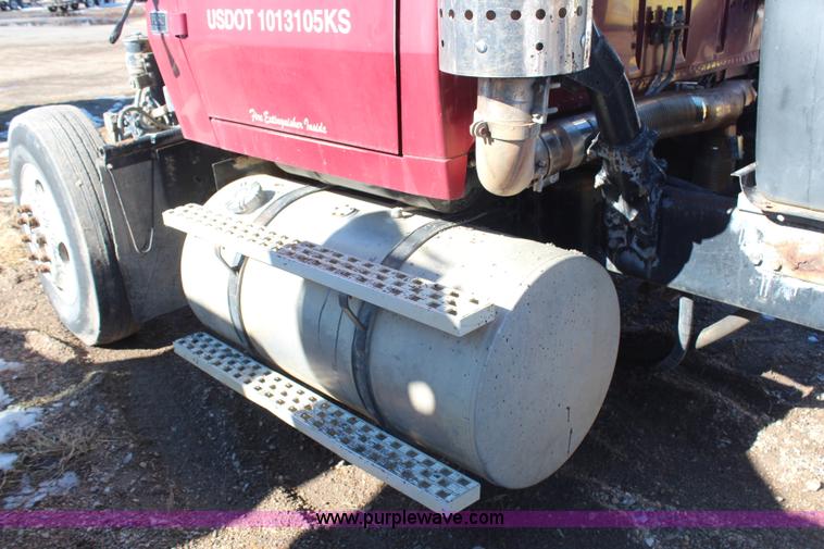 image for item H1467 1997 Ford LTL9000 semi truck