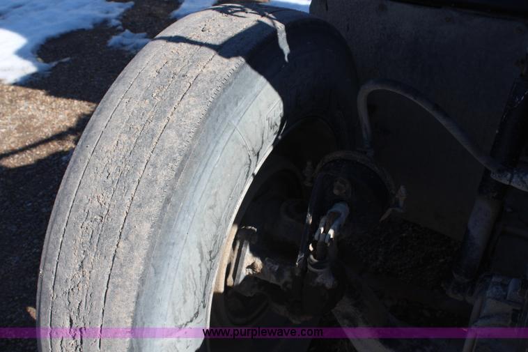 image for item H1467 1997 Ford LTL9000 semi truck