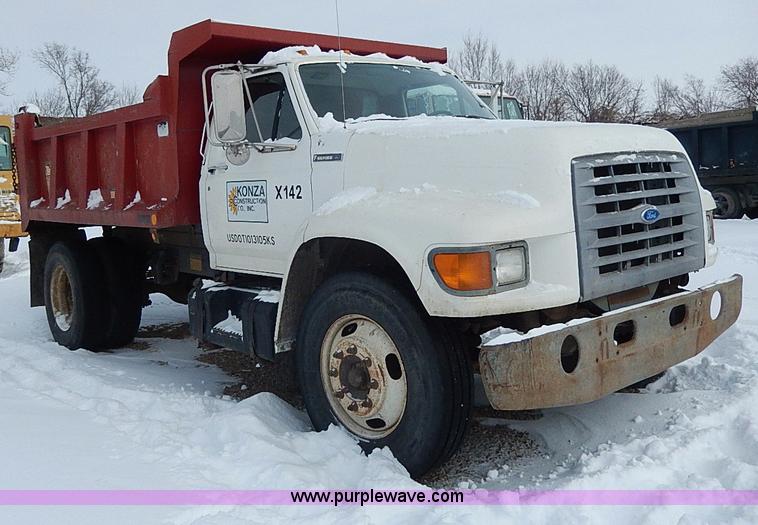 image for item H7756 1997 Ford F700 dump truck