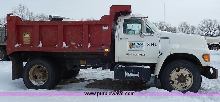 image for item H7756 1997 Ford F700 dump truck