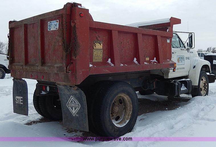 image for item H7756 1997 Ford F700 dump truck