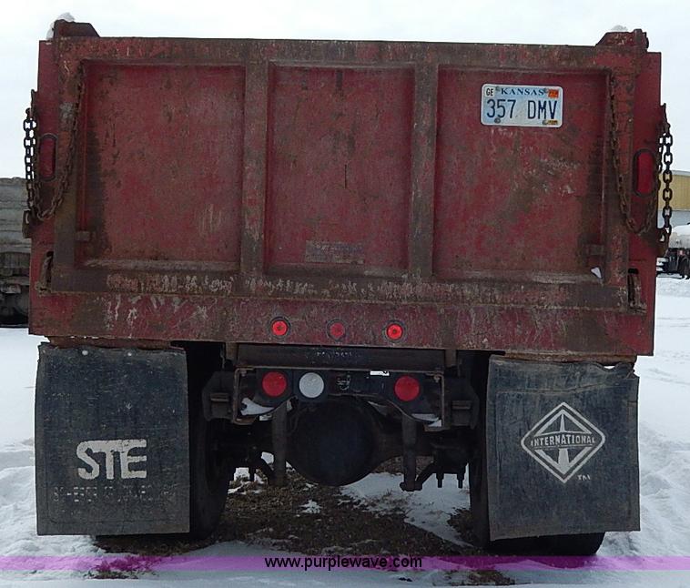 image for item H7756 1997 Ford F700 dump truck