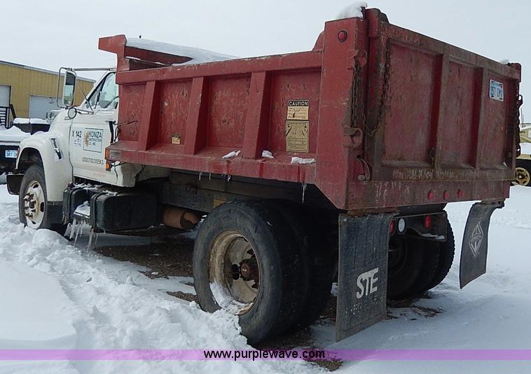 image for item H7756 1997 Ford F700 dump truck