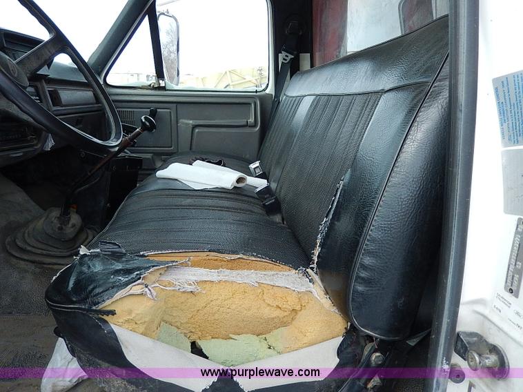 image for item H7756 1997 Ford F700 dump truck