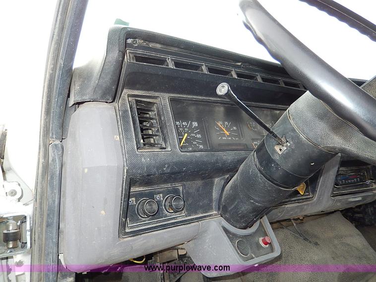 image for item H7756 1997 Ford F700 dump truck