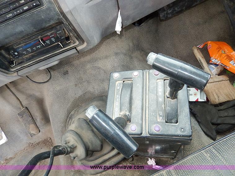 image for item H7756 1997 Ford F700 dump truck