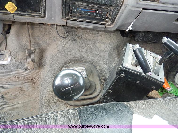 image for item H7756 1997 Ford F700 dump truck