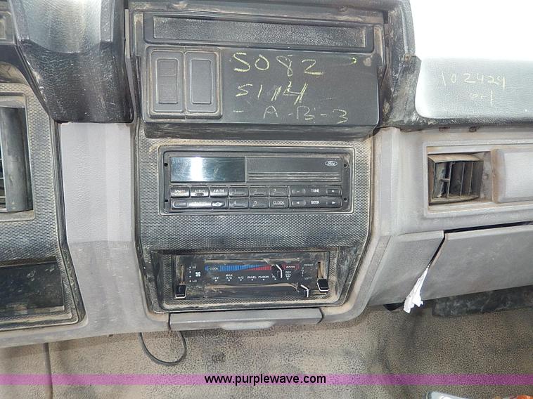 image for item H7756 1997 Ford F700 dump truck