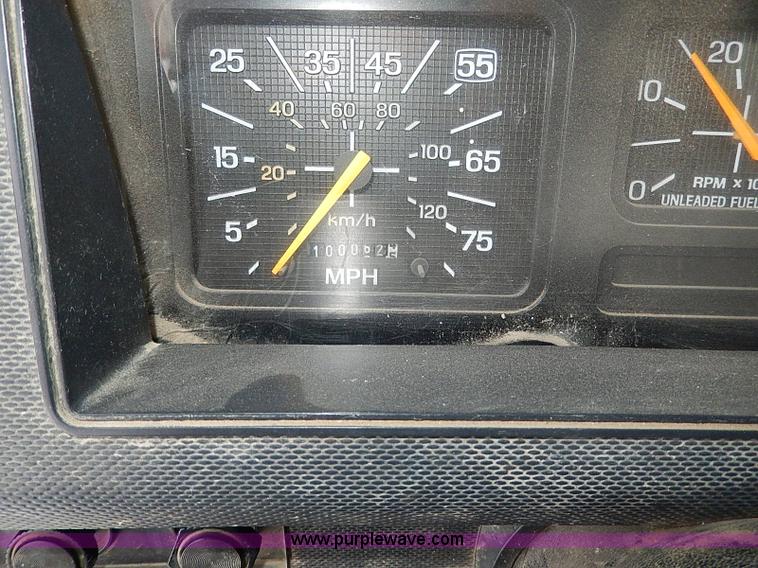 image for item H7756 1997 Ford F700 dump truck