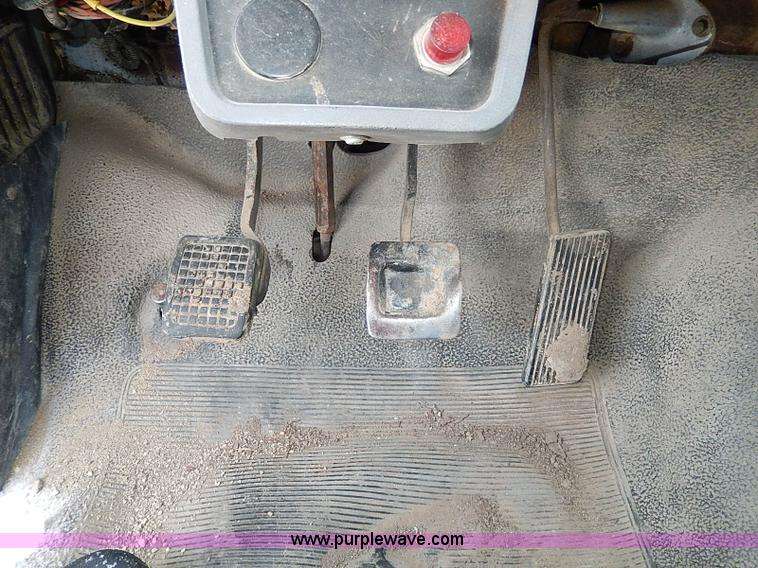 image for item H7756 1997 Ford F700 dump truck