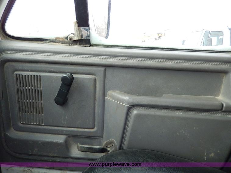 image for item H7756 1997 Ford F700 dump truck