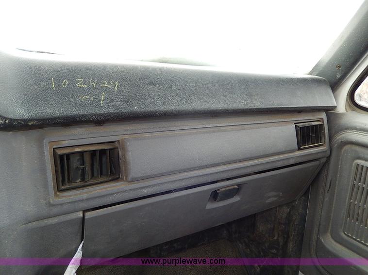 image for item H7756 1997 Ford F700 dump truck