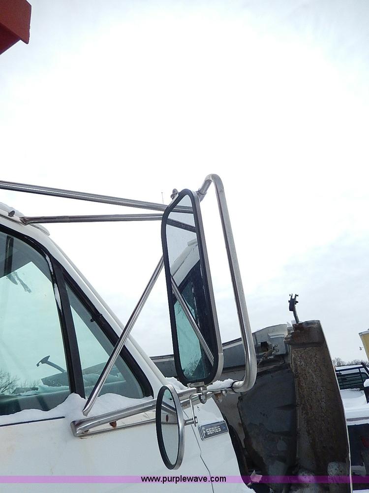 image for item H7756 1997 Ford F700 dump truck