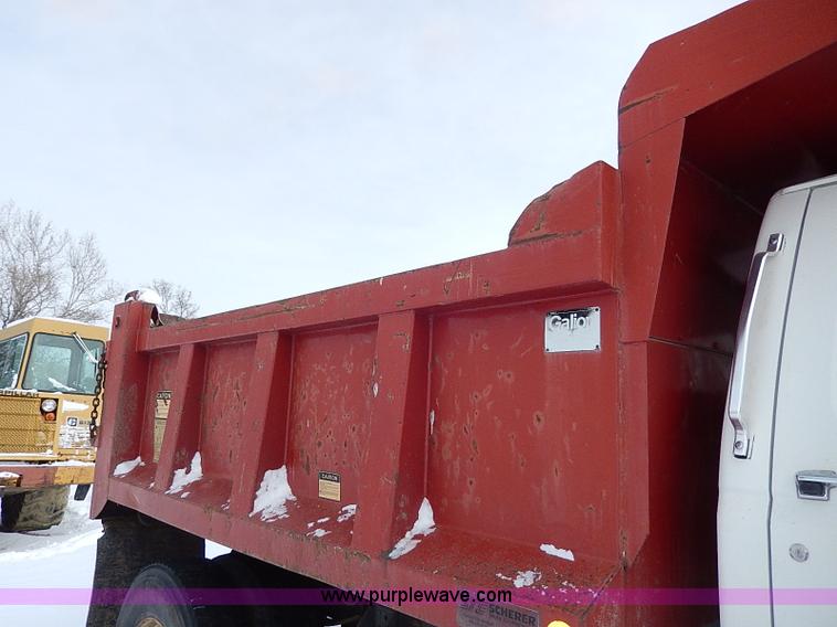 image for item H7756 1997 Ford F700 dump truck