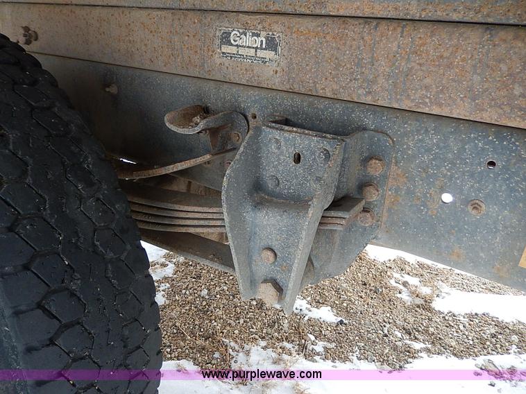 image for item H7756 1997 Ford F700 dump truck