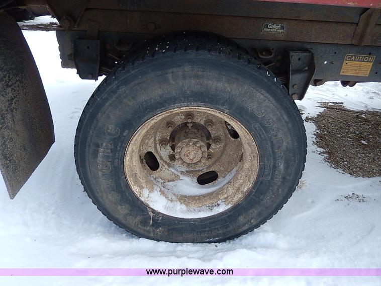 image for item H7756 1997 Ford F700 dump truck