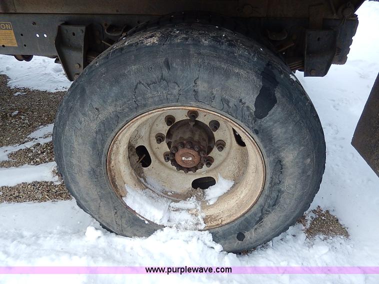 image for item H7756 1997 Ford F700 dump truck