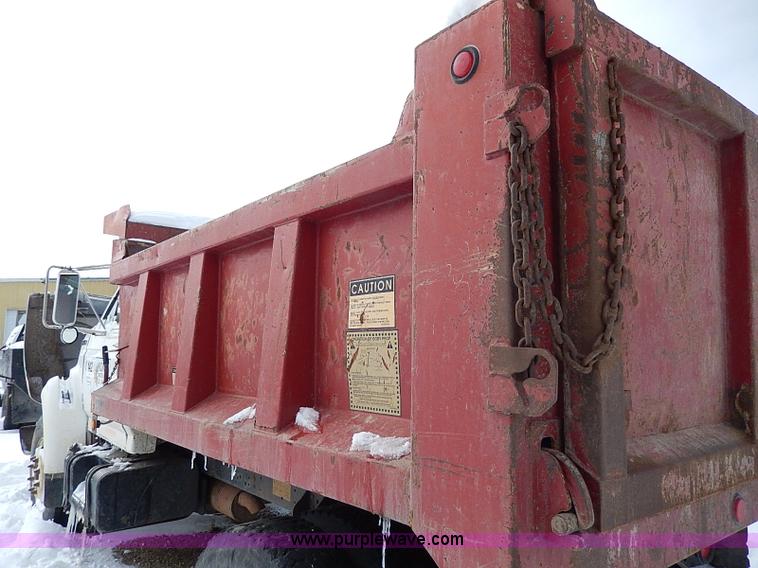 image for item H7756 1997 Ford F700 dump truck