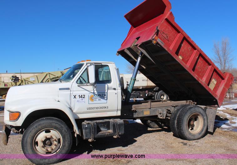 image for item H7756 1997 Ford F700 dump truck
