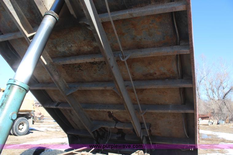 image for item H7756 1997 Ford F700 dump truck