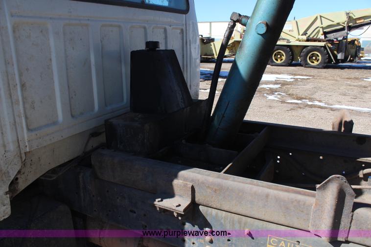 image for item H7756 1997 Ford F700 dump truck