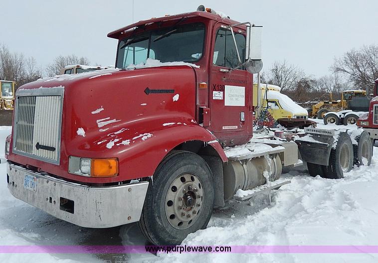 image for item H7796 1993 International 9200 semi truck