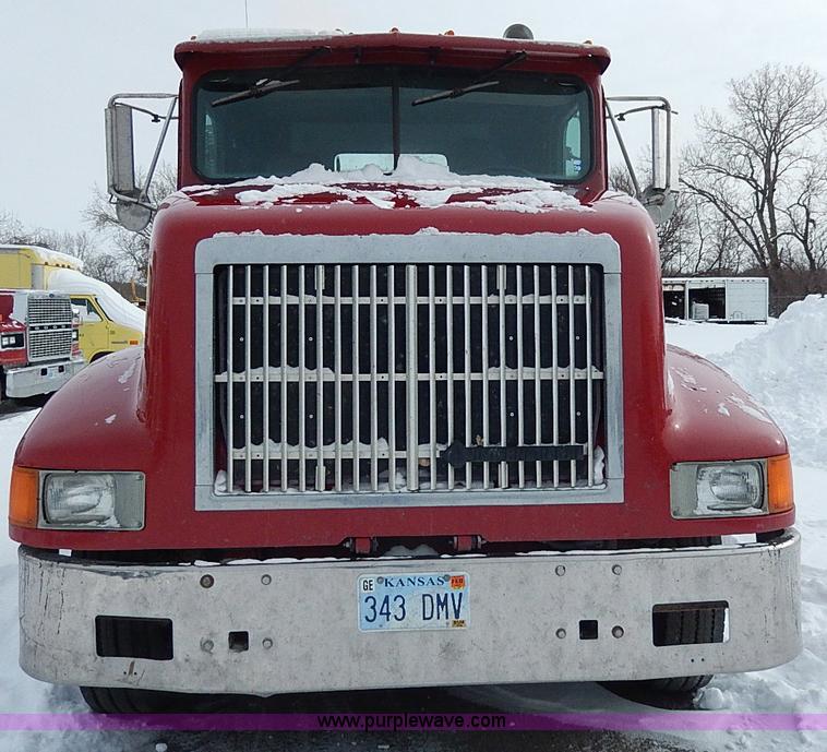 image for item H7796 1993 International 9200 semi truck