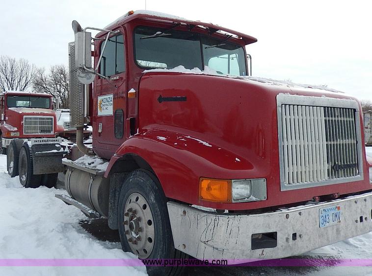 image for item H7796 1993 International 9200 semi truck