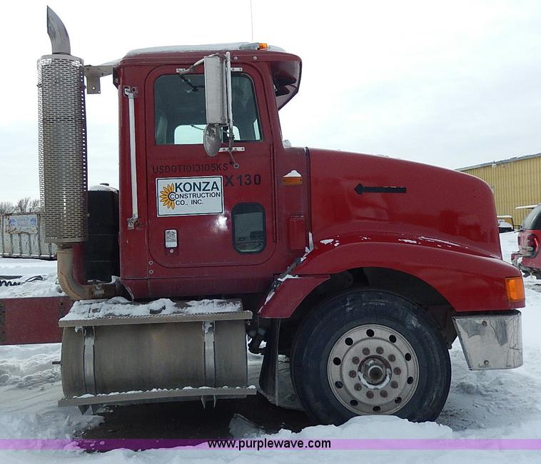image for item H7796 1993 International 9200 semi truck