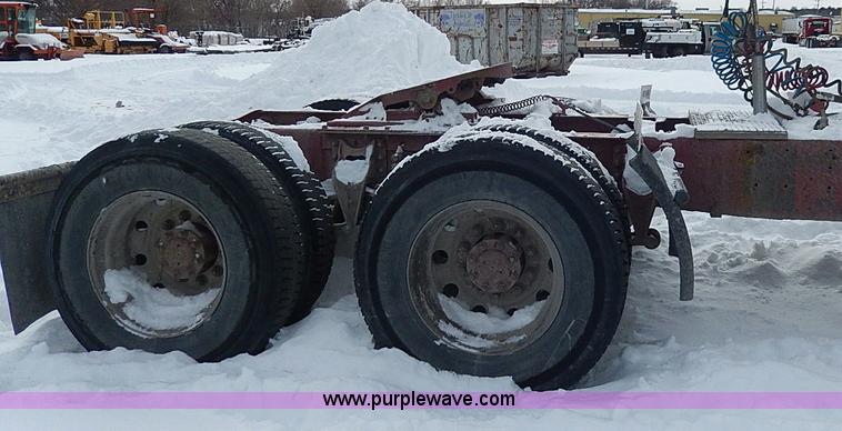 image for item H7796 1993 International 9200 semi truck