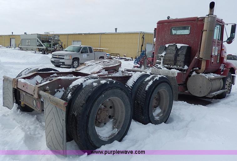 image for item H7796 1993 International 9200 semi truck