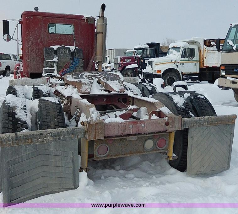 image for item H7796 1993 International 9200 semi truck